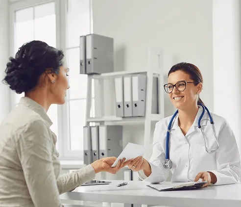 Médica atendendo paciente